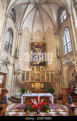 VIENNA, AUSTRIA - JULI 5, 2021: Il presbiterio della chiesa dell'ordine teutonico o Deutschordenkirche con il trittico fiammingo alato Foto Stock