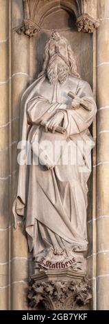 VIENNA, AUSTRIA - JULI 5, 2021: La statua gotica di San Matteo Evangelista in chiesa dell'Ordine Teutonico o Deutschordenkirche. Foto Stock