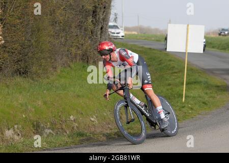 Brandon McNulty (Emirati Arabi Uniti) visto in azione durante la prova individuale a tempo.la 79a corsa ciclistica Parigi-Nizza 2021 si è svolta dal 07 al 14 marzo 2021. La terza tappa consisteva in una prova individuale a tempo intorno alla città di Gien di 14.4 km e si è tenuta il 09 marzo 2021. Il vincitore della tappa è lo svizzero Stefan Bisegger del team EF Nippo. Il vincitore assoluto della gara è Maximilian Schachmann (team Bora-Hansgrohe). Foto Stock