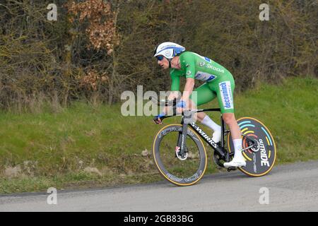 Gien, Francia. 09 marzo 2021. Sam Bennett (Team Deceuninck quick-step) visto in azione durante la prova individuale.la 79a gara ciclistica Parigi-Nizza 2021 si è svolta dal 07 al 14 marzo 2021. La terza tappa consisteva in una prova individuale a tempo intorno alla città di Gien di 14.4 km e si è tenuta il 09 marzo 2021. Il vincitore della tappa è lo svizzero Stefan Bisegger del team EF Nippo. Il vincitore assoluto della gara è Maximilian Schachmann (team Bora-Hansgrohe). (Foto di Laurent Coust/SOPA Images/Sipa USA) Credit: Sipa USA/Alamy Live News Foto Stock