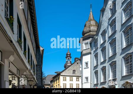 Paesaggio urbano di Monschau con belle facciate, Germania Foto Stock