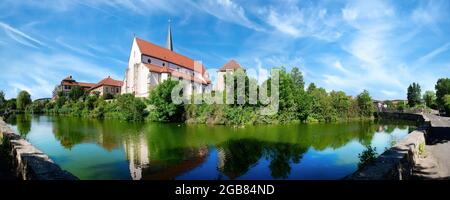 Pond with view of the Catholic Parish Church in Hammelburg- Bavaria Foto Stock