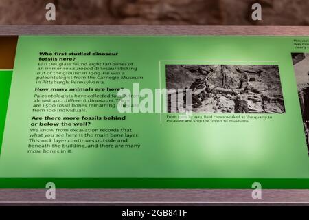 Le domande dell'esposizione hanno risposto all'interno della Quarry Exhibition Hall nel Dinosaur National Monument al confine tra Utah e Colorado, USA Foto Stock