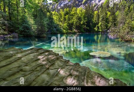 Il pittoresco lago di montagna Blausee situato nella valle del Kander sopra Kandergrund nella regione di Jungfrau, in Svizzera. Foto Stock