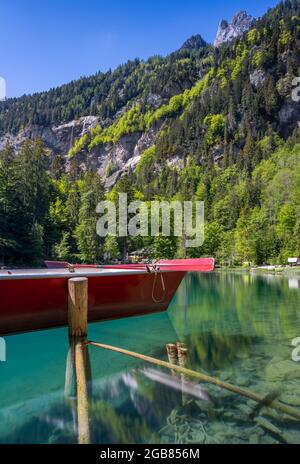 Il pittoresco lago di montagna Blausee situato nella valle del Kander sopra Kandergrund nella regione di Jungfrau, in Svizzera. Foto Stock