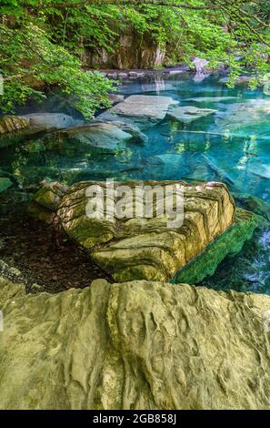 Il pittoresco lago di montagna Blausee situato nella valle del Kander sopra Kandergrund nella regione di Jungfrau, in Svizzera. Foto Stock