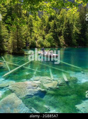 Blausee, Svizzera - 1 giugno 2021: Imbarcazione turistica al lago Blausee - Lago Blu situato nella valle del Kander sopra Kandergrund nella regione Jungfrau Foto Stock