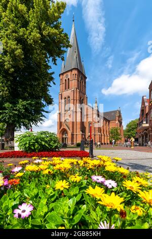 Nikolaikirche con fiore in primo piano a Papenburg, Germania Foto Stock