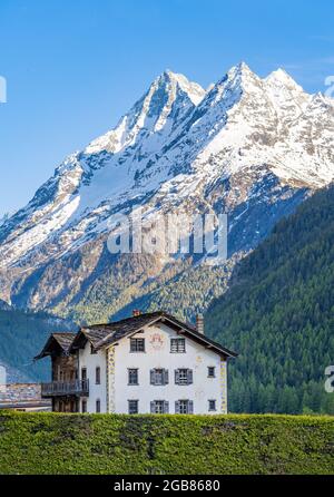 Evolene, Svizzera - 1 giugno 2021: Una casa in Evolene è un villaggio nella valle di Herens nella parte francofona del Cantone Vallese in SW Foto Stock