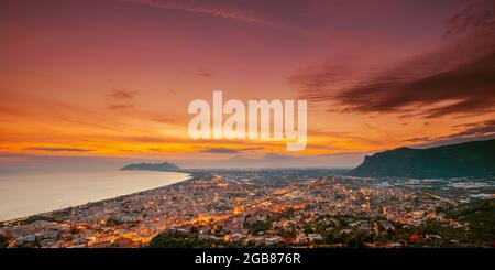 Terracina, Italia. Vista dall'alto skyline città in serata Tramonto. Illuminazioni cittadine Foto Stock