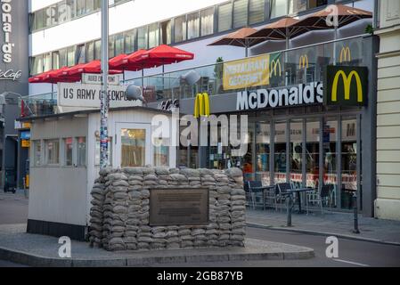 Checkpoint Charlie e McDonalds a Berlino, Germania Foto Stock