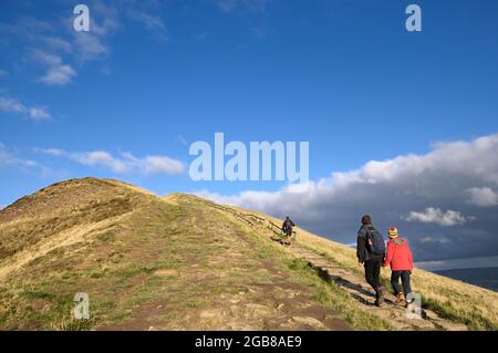 Le persone che camminano lungo l'ultimo tratto di MAM Tor si avvicinano alla vetta, Peak District National Park, Derbyshire, Inghilterra, Regno Unito Foto Stock