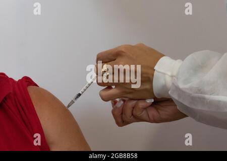Bogotà, Colombia. 2 agosto 2021. Un uomo riceve una dose del vaccino moderna COVID-19 come le persone dai 25 ai 30 anni iniziano la loro fase di vaccinazione con il vaccino moderno Novel COVID-19 contro la malattia di Coronavirus a Medellin - Antioquia, Colombia il 2 agosto 2021. Credit: Long Visual Press/Alamy Live News Foto Stock