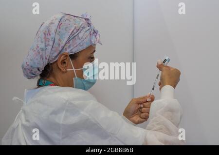 Bogotà, Colombia. 2 agosto 2021. Un infermiere riceve una dose del vaccino moderno COVID-19, poiché le persone dai 25 ai 30 anni iniziano la loro fase di vaccinazione con il vaccino moderno Novel COVID-19 contro la malattia di Coronavirus a Medellin - Antioquia, Colombia, il 2 agosto 2021. Credit: Long Visual Press/Alamy Live News Foto Stock