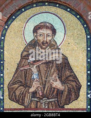 VIENNA, AUSTIRA - JULI 5, 2021: Il mosaico di San Francesco d'Assisi della chiesa occidentale sulla facciata della chiesa di Sant'Antonio dall'inizio del 20 sec. Foto Stock