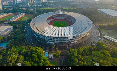 Vista aerea dall'alto dello splendido scenario dello stadio Senayan, con lo sfondo della città di Giacarta. Giacarta, Indonesia, 3 agosto 2021 Foto Stock