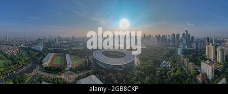 Vista aerea dall'alto dello splendido scenario dello stadio Senayan, con lo sfondo della città di Giacarta. Giacarta, Indonesia, 3 agosto 2021 Foto Stock