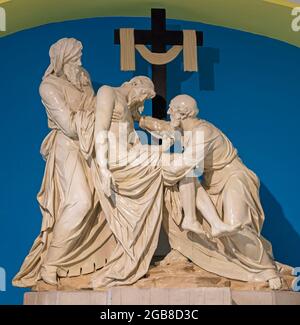 VIENNA, AUSTIRA - JULI 5, 2021: Il baroqwue ha voluto gruppo scultoreo di deposizione della Croce nella chiesa Ulrichskirche dalla fine del 18. Foto Stock