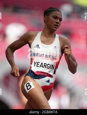 Nicole Yeargin della Gran Bretagna durante i riscaldatori da 400 m delle donne allo Stadio Olimpico l'undicesimo giorno dei Giochi Olimpici di Tokyo 2020 in Giappone. Data immagine: Martedì 3 agosto 2021. Foto Stock