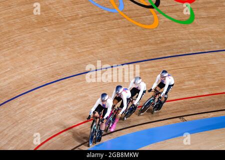 Shizuoka, Giappone. 2 agosto 2021. Jennifer Valente (USA), Chloe Dygert (USA), Emma White (USA), Lily Williams (USA) Ciclismo : la squadra femminile Pursuit Qualifiche durante i Giochi Olimpici di Tokyo 2020 al Velodrome di Izu a Shizuoka, Giappone . Credit: Shutaro Mochizuki/AFLO/Alamy Live News Foto Stock