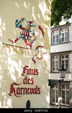 Murale con jester, Casa del Carnevale, Duesseldorf, Nord Reno-Westfalia, Germania Foto Stock