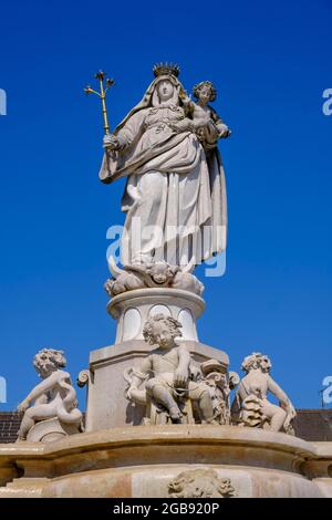 Maria con Bambino, Marienbrunnen, Kapellplatz, Altoetting, alta Baviera, Baviera, Germania Foto Stock