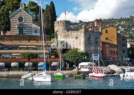 Marina con barche a vela, fortezza portuale medievale sullo sfondo, Santa Margherita Ligure, Liguria, Italia Foto Stock