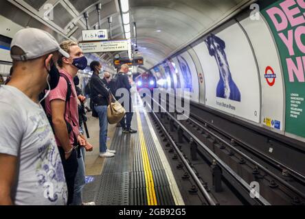 Londra, Regno Unito. 31 luglio 2021. I passeggeri che indossano maschere per il viso aspettano di salire su un treno Bakerloo in direzione nord. Nonostante la fine dell'obbligo legale di indossare maschere facciali in Inghilterra, l'uso di maschere facciali è rimasto obbligatorio sui trasporti di Londra e la gente continua ad aderire al regolamento. Credit: SOPA Images Limited/Alamy Live News Foto Stock