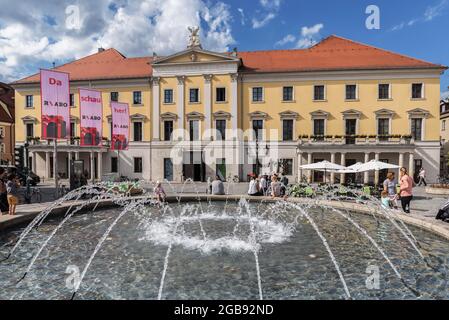 Teatro Comunale con fontana, Bismarckplatz, Regensburg, Palatinato superiore, Baviera, Germania Foto Stock