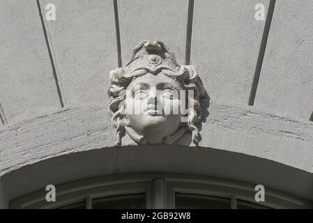 Scultura sopra la finestra della Residenz, Ansbach, Franconia media, Baviera, Germania Foto Stock