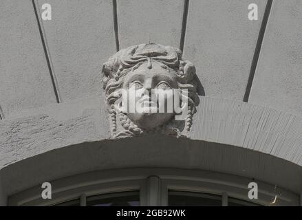 Scultura sopra la finestra della Residenz, Ansbach, Franconia media, Baviera, Germania Foto Stock