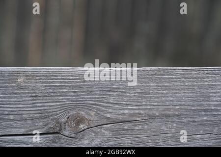 Podio in legno. Piedistallo in legno naturale di colore grigio su sfondo sfocato. Foto di alta qualità Foto Stock
