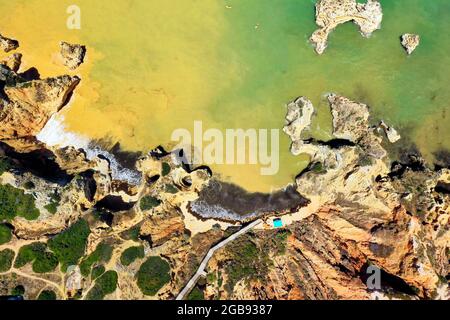 Veduta aerea della spiaggia di Camilo, Ponta da Piedade, Lagos, Algarve, Portogallo Foto Stock