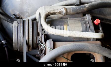 Una vista ad angolo elevato di un compressore dell'aria condizionata su un veicolo Foto Stock