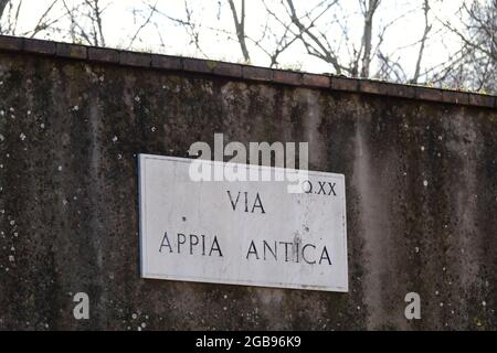 Via Appia Antica, di fronte alla chiesa di Santa Maria in Palmis, Roma, Lazio, Italia Foto Stock