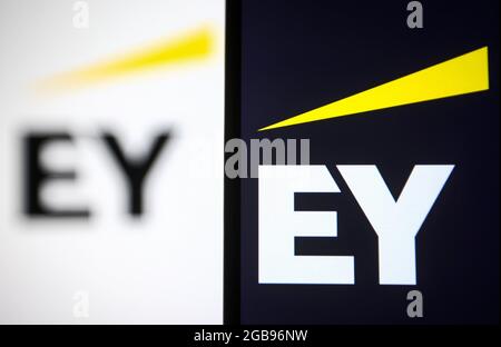 Ucraina. 02 settembre 2021. In questa illustrazione è riportato un logo EY (Ernst & Young Global Limited) sullo schermo di uno smartphone e di un pc. Credit: SOPA Images Limited/Alamy Live News Foto Stock