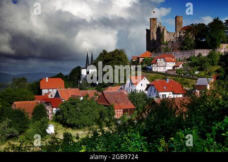 Castello di Hanstein su una collina sopra Bornhagen, le più grandi rovine del castello nella Germania centrale, castello in cima alla collina, Werra-Bergland, cintura verde, percorso di confine Foto Stock