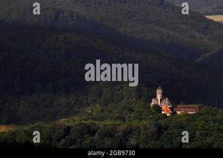 Vista da Bornhagen al castello di Ludwigstein nel quartiere Werra-Meissner in Hesse, castello tardo medievale circondato da foreste delle montagne Werra Foto Stock