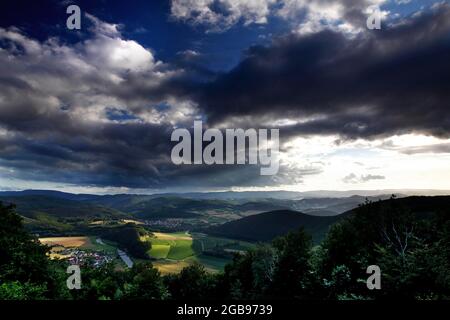 Vista dal Teufelskanzel a Werraschleife e Werra-Bergland, cielo drammatico, cintura verde, sentiero di confine, confine interno-tedesco, Werra-Bergland Foto Stock