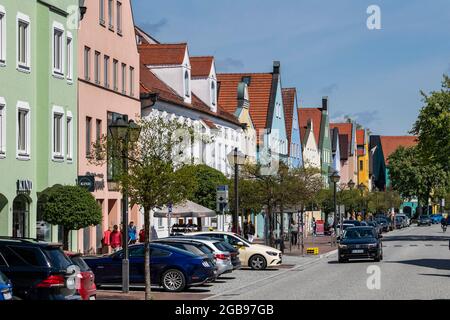 Le facciate colorate della casa caratterizzano la via Lange Zeile a Erding, alta Baviera, Baviera, Germania Foto Stock