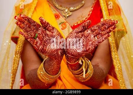 La mano della sposa indù dipinta con mehndi alla sua vigilia di nozze, Mauritius, Africa Foto Stock