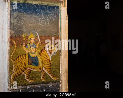 Persona che cavalcano una tigre, motivo tradizionale, affresco, Forte Mehrangarh, Jodhpur, Rajasthan, India Foto Stock