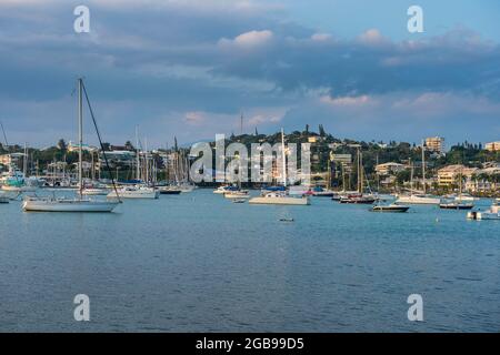 Piccole barche nel Magenta Port Sud, baia, Noumea, Nuova Caledonia Foto Stock