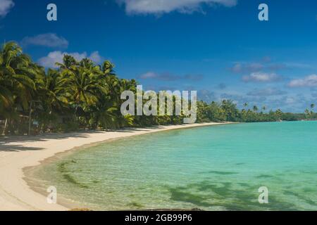 Spiaggia di sabbia bianca e spiaggia circondata da palme nella laguna di Aitutaki, Rarotonga e le isole Cook Foto Stock