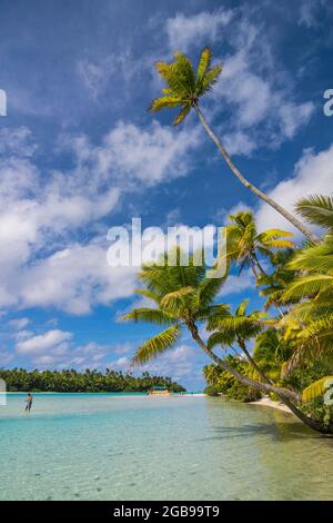 Spiaggia di sabbia bianca e palme nella laguna di Aitutaki, Rarotonga e le isole Cook Foto Stock