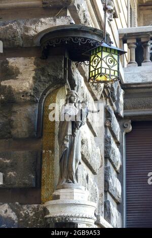 Statua della Madonna col Bambino sulla facciata dei palazzi Ambasciati Palazzi degli Ambasciatori con arco al quartiere Coppede Foto Stock