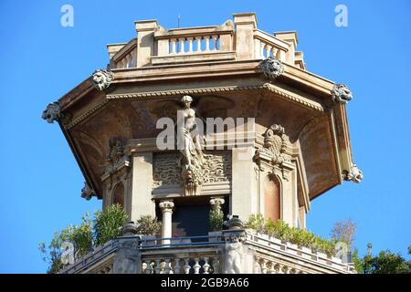 Torre dei palazzi degli Ambasciatori Palazzi degli Ambasciatori con arco per il quartiere Coppede, in stile Art Nouveau costruito da Foto Stock