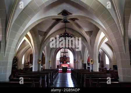 Vista interna della Chiesa di Cristo Redentore, chiesa di pellegrinaggio, archi della croce, navata centrale, altare, monastero di Huelfensberg, francescano Foto Stock