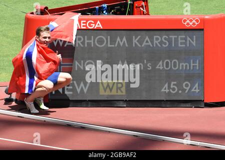 Tokyo, Giappone. 3 agosto 2021. Karsten Warholm (NOR) diventa campione olimpico e rompe il record mondiale sugli ostacoli di 400m durante i Giochi Olimpici Tokyo 2020, Atletica il 3 agosto 2021 allo stadio di Tokyo, Giappone - Foto Yoann Cambefort / Marti Media / DPPI Credit: DPPI Media/Alamy Live News Foto Stock