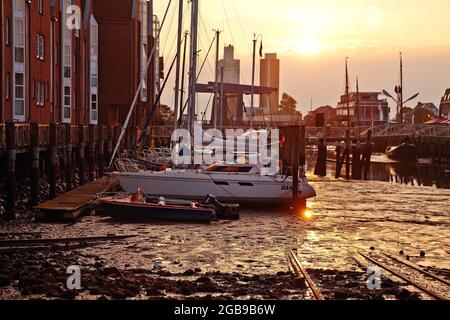 Porto di Husum, porto interno, porto maremoto a bassa marea e tramonto, Husum, Frisia settentrionale, Schleswig-Holstein, Germania Foto Stock